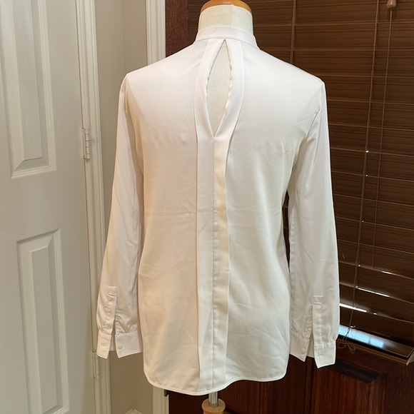 Banana Republic Off-White Blouse with Slit Back Opening XS - Picture 2 of 3